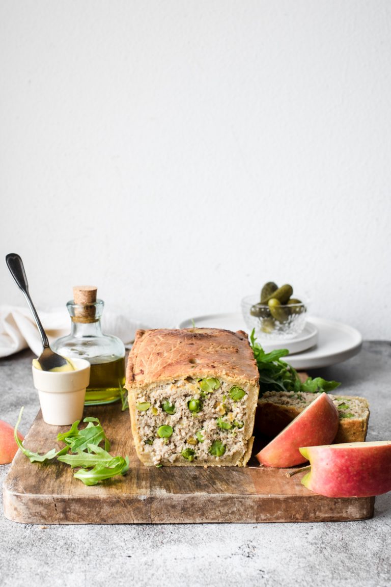 Terrina di maiale in crosta con piselli e pistacchi