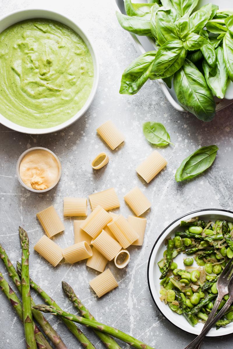 Ingredienti pasta al forno vegetariana agli asparagi e fave