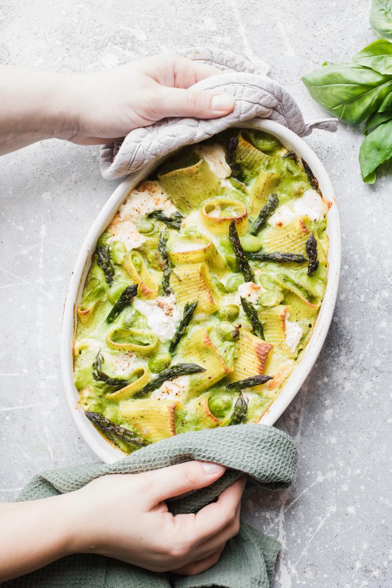 Pasta al forno agli asparagi con fave e burrata affumicata appena uscita dal forno