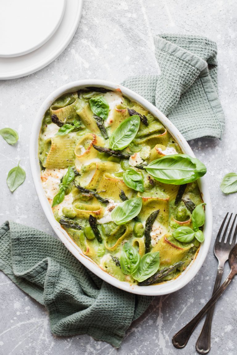 Pasta al forno agli asparagi, burrata e fave