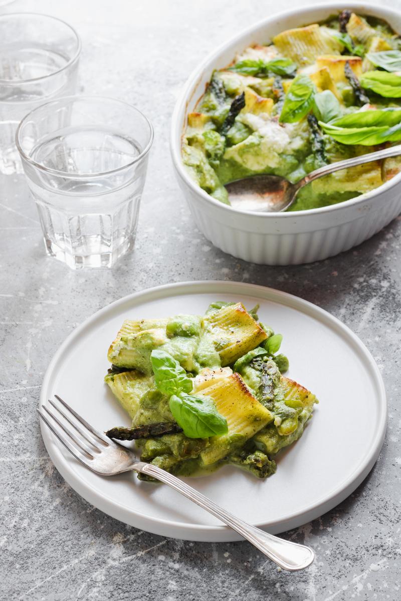 Piatto di pasta al forno agli asparagi, fave e burrata affumicata 