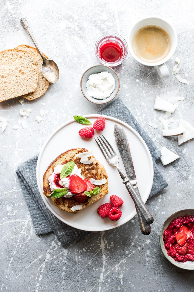 French toast ripieni di ricotta con fragole e lamponi e foglie di menta 