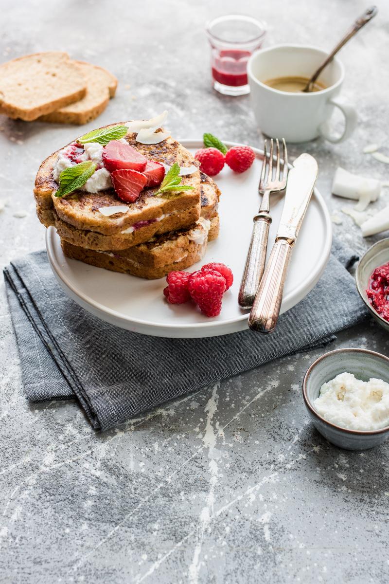 Pila di french toast ripieni di ricotta con frutti rossi arrostiti