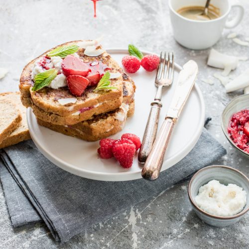 Pila di french toast ripieni di ricotta con frutti rossi arrostiti