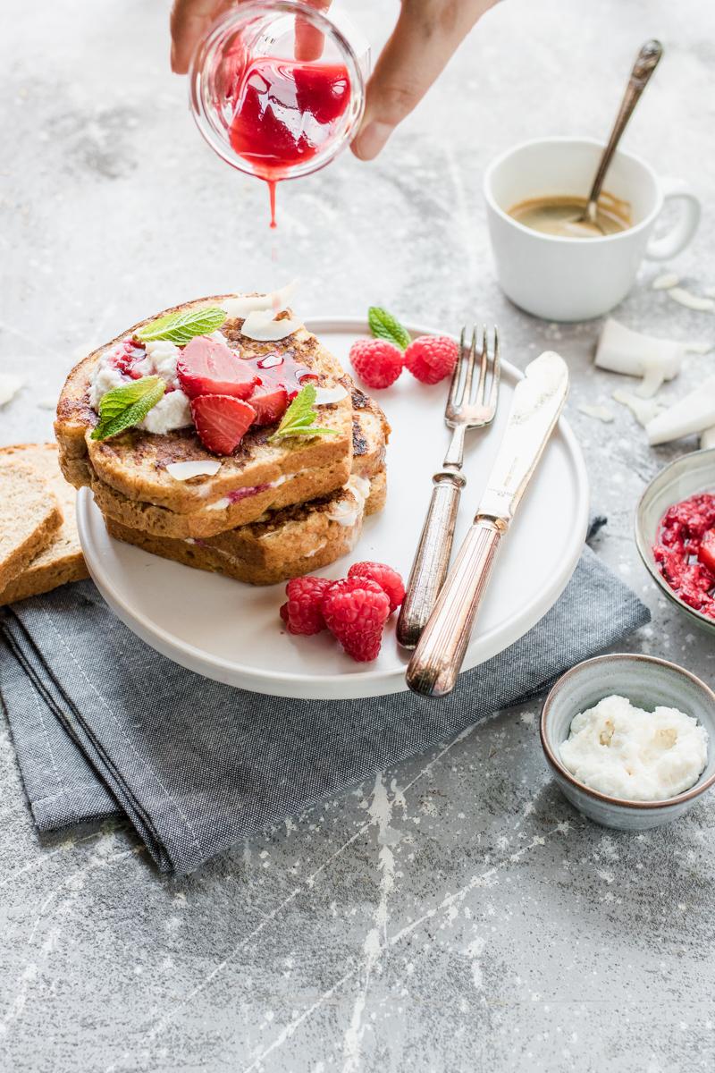 Pila di french toast ripieni di ricotta con frutti rossi arrostiti