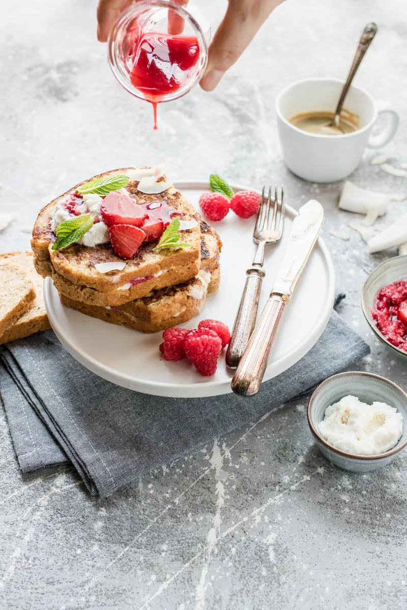 Pila di french toast ripieni di ricotta con frutti rossi arrostiti