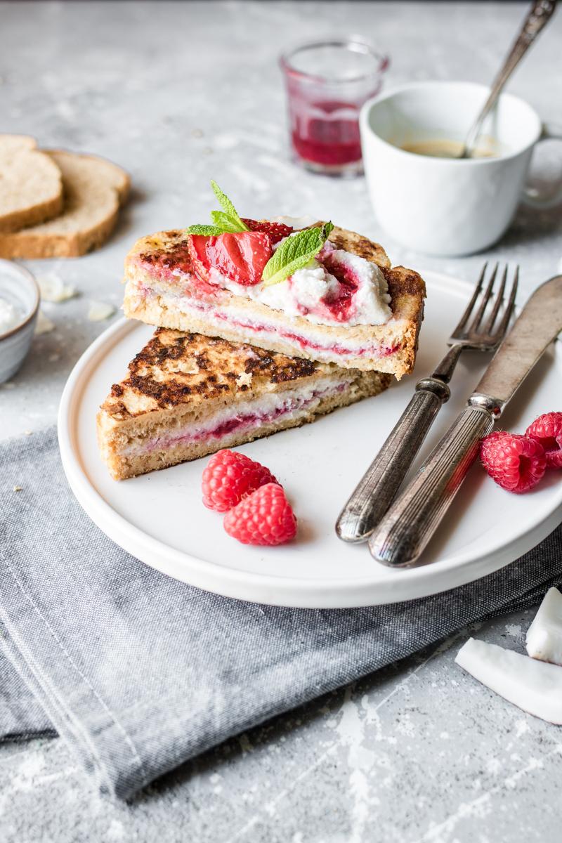 Pila di french toast ripieni di ricotta con frutti rossi arrostiti