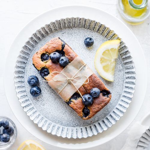 Mini plumcake ai mirtilli e limone su un vassoio bianco