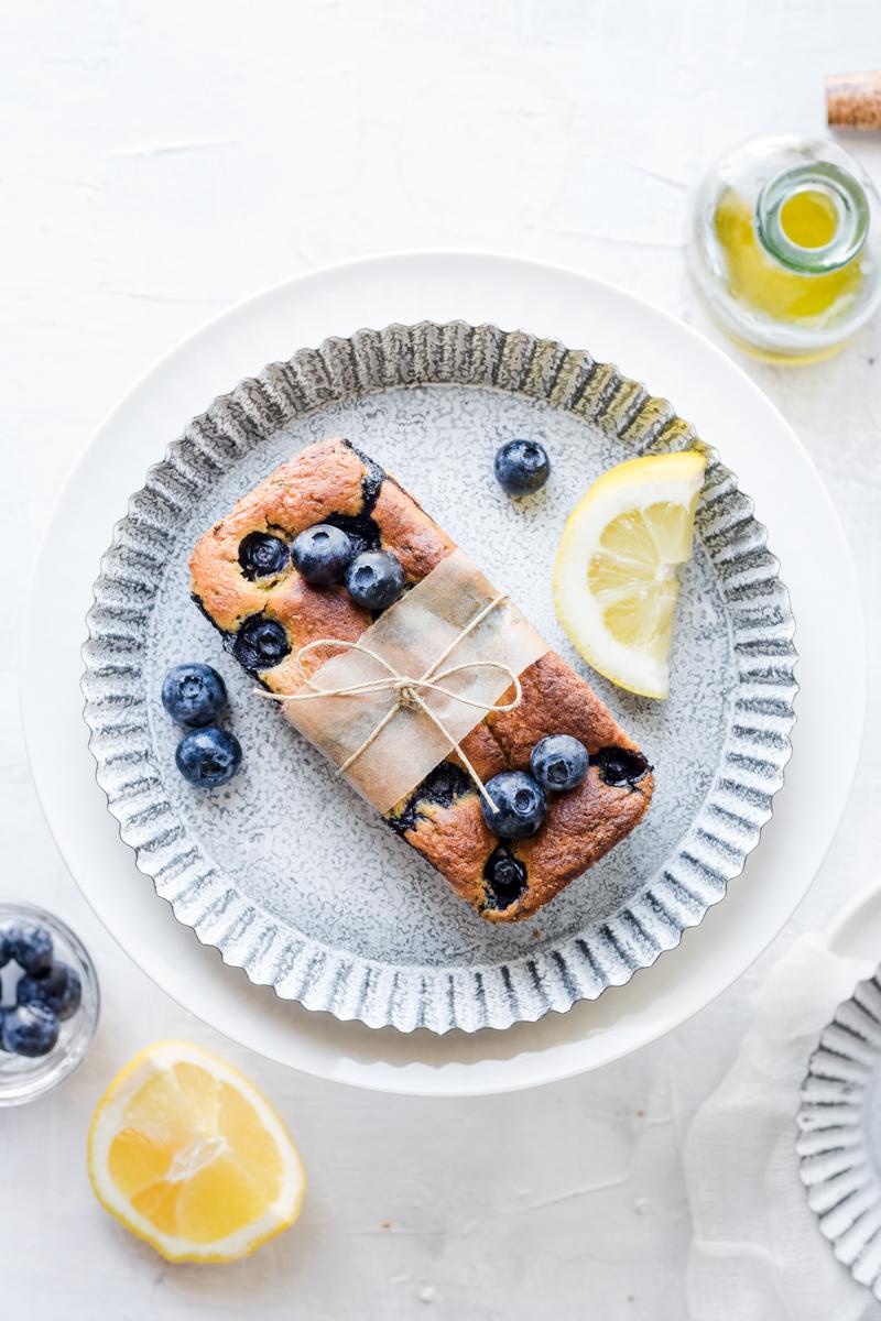 Mini plumcake ai mirtilli e limone su un vassoio bianco