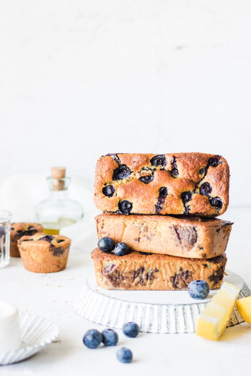 Mini plumcake ai mirtilli e limone senza zucchero impilati