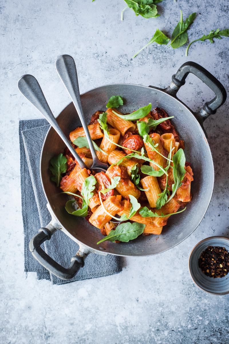 Pentola con rigatoni al sugo e rugola