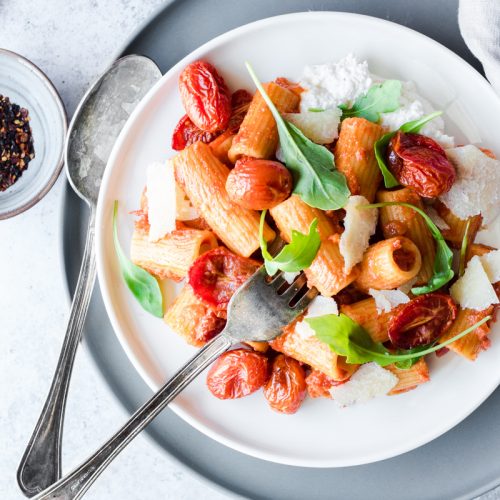 Piatto di finta pasta all'amatriciana vegetariana con rucola pomdorini parmigiano e ricotta