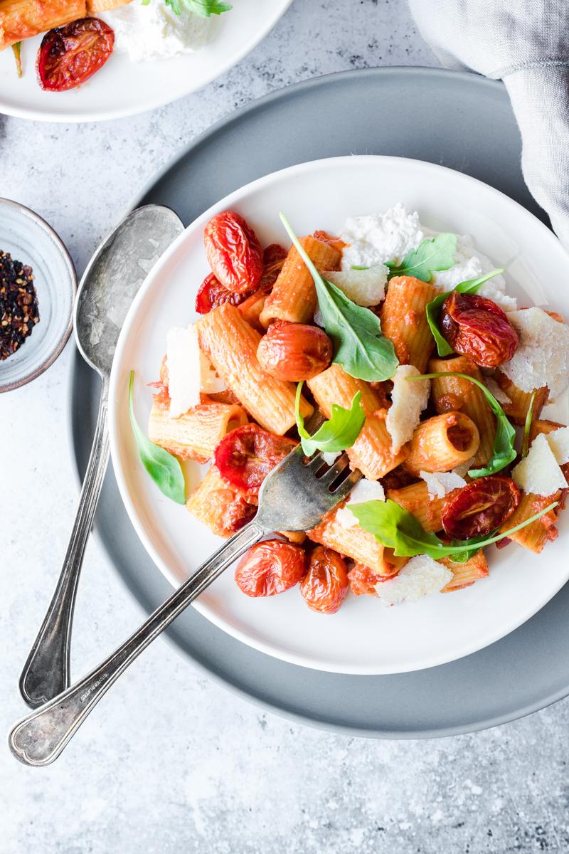 Piatto di finta pasta all'amatriciana vegetariana con rucola pomdorini parmigiano e ricotta