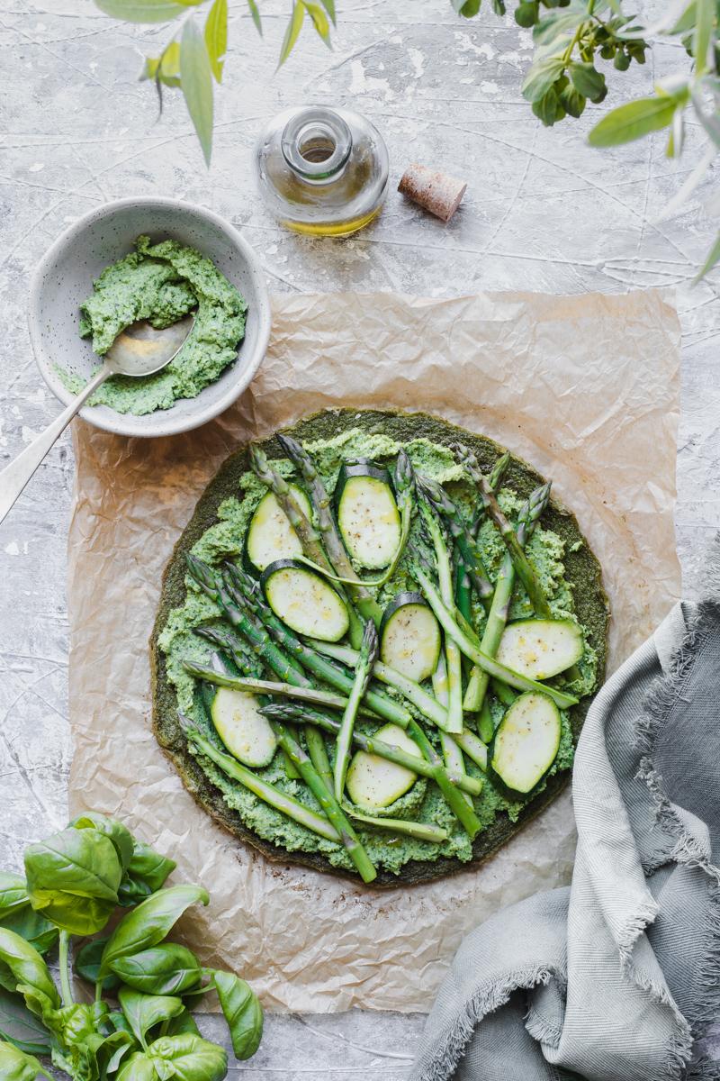 Farinata verde con pesto di broccoli, zucchine e asparagi prima della cottura