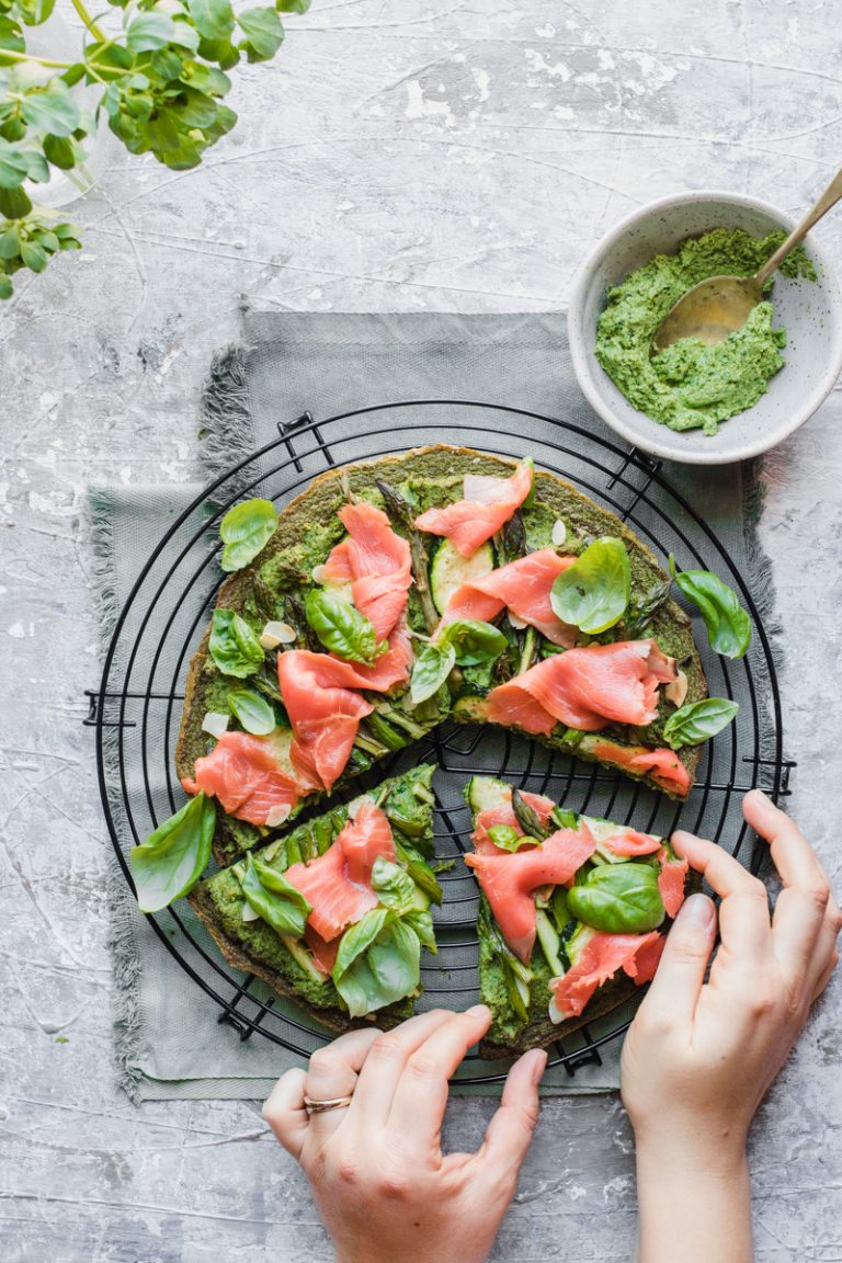 Green socca con verdure, pesto di broccoli e salmone