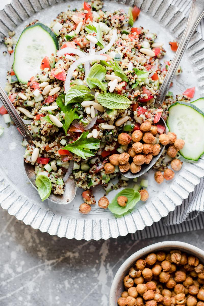 Visione ravvicinata del piatto con tabbouleh di quinoa tricolore e ceci arrosto