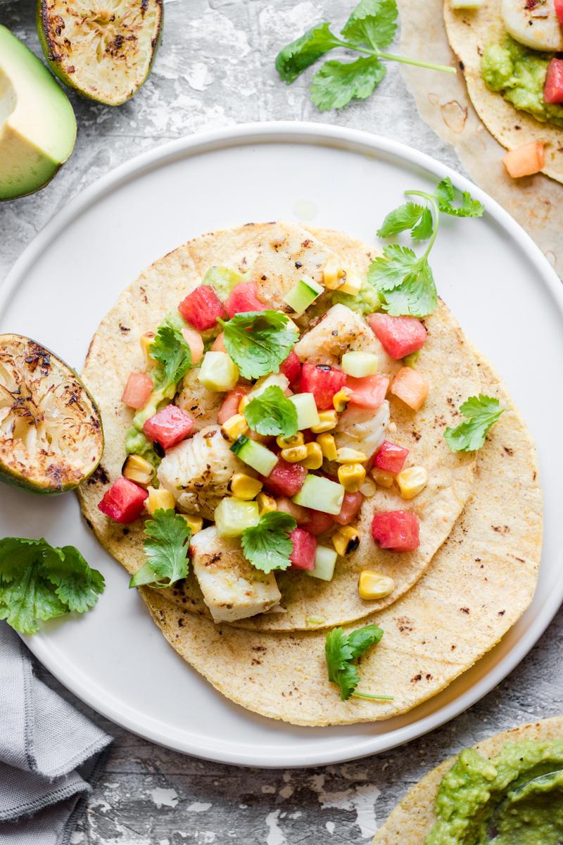 Tacos aperto di pesce con salsa e coriandolo fresco e lime