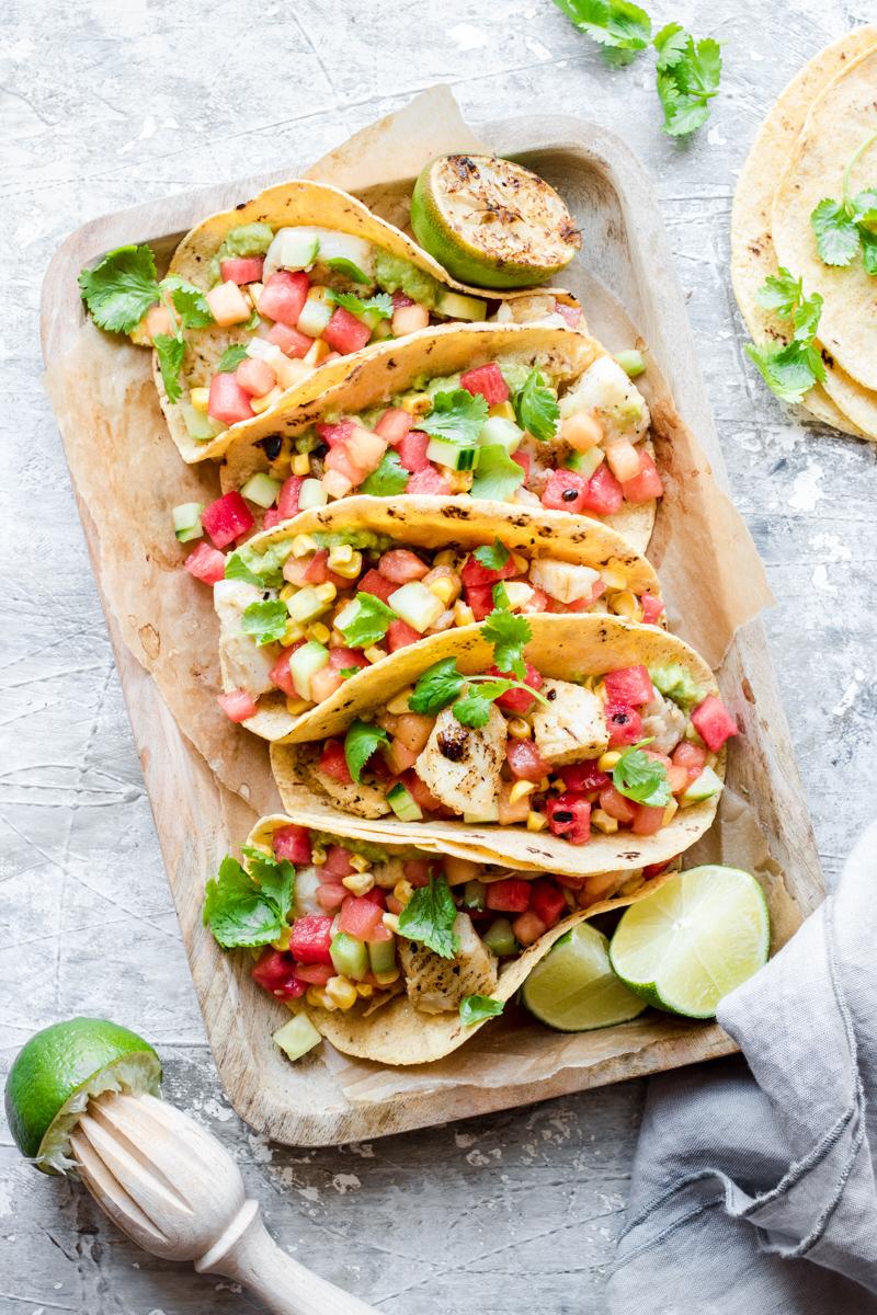 Vassoio di tacos di pesce con salsa di anguria, mais e melone