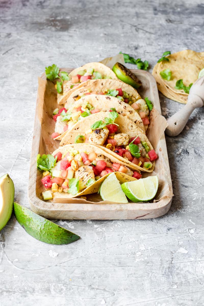 Vassoio di tacos di pesce con salsa di anguria, mais e melone