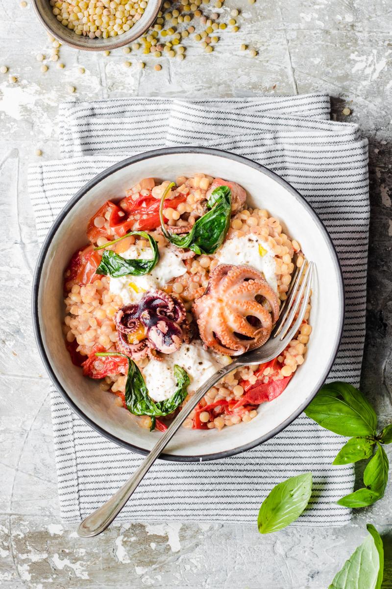 Piatto di fregola sarda con moscardini, pomodorini, basilico e burrata