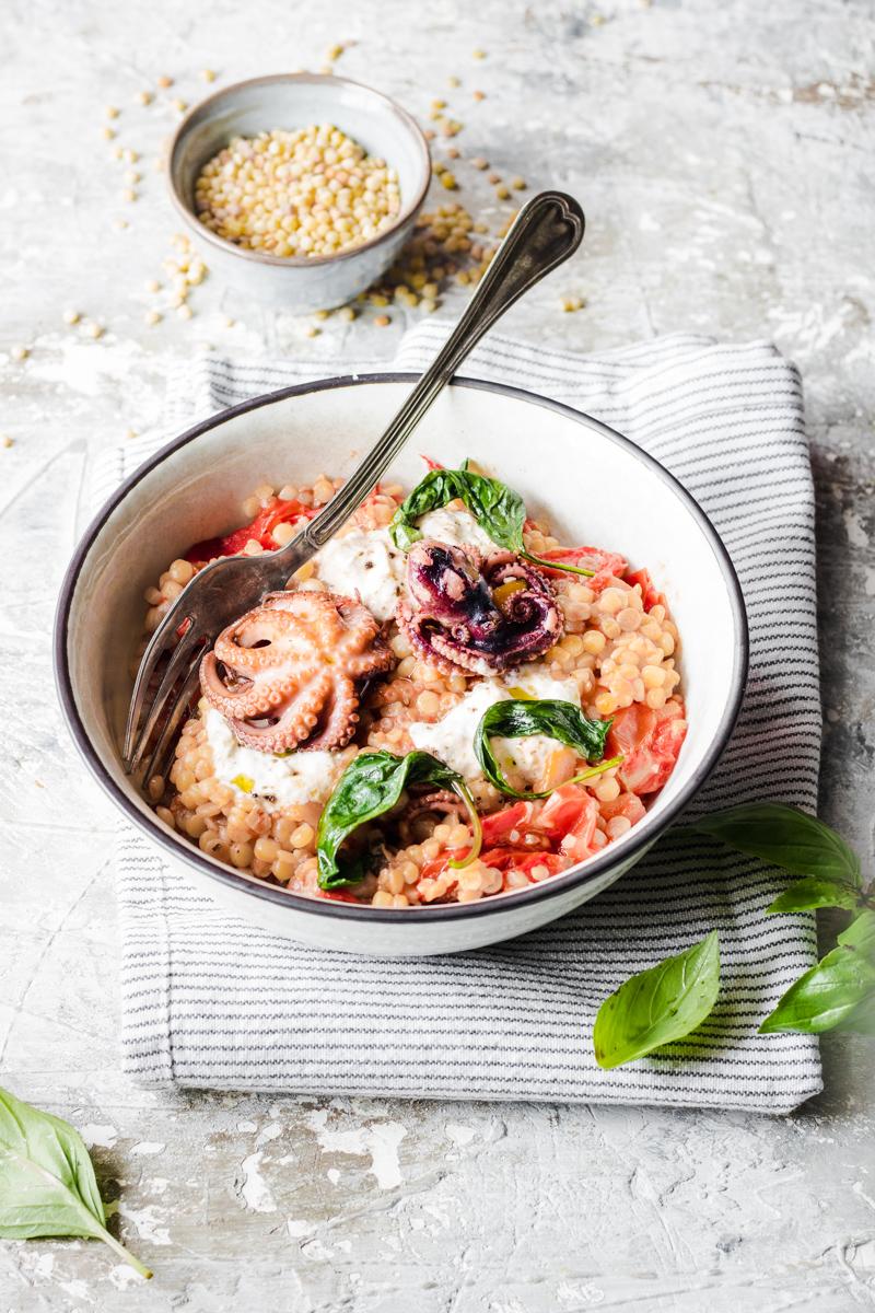 Ciotola con fregola sarda, moscardini, burrata, basilico e pomodorini