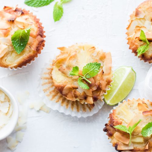 Muffin al cocco e ananas visti dall'alto con fetta di lime e foglie di menta