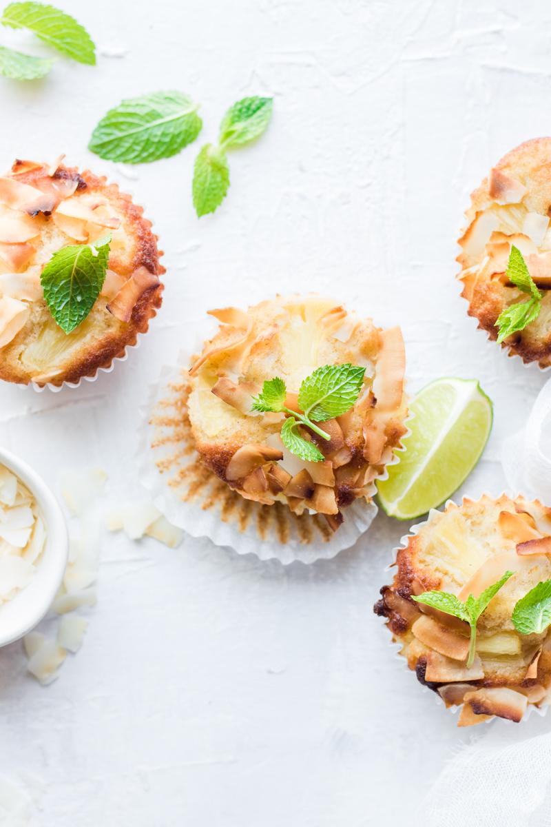 Muffin al cocco e ananas visti dall'alto con fetta di lime e foglie di menta