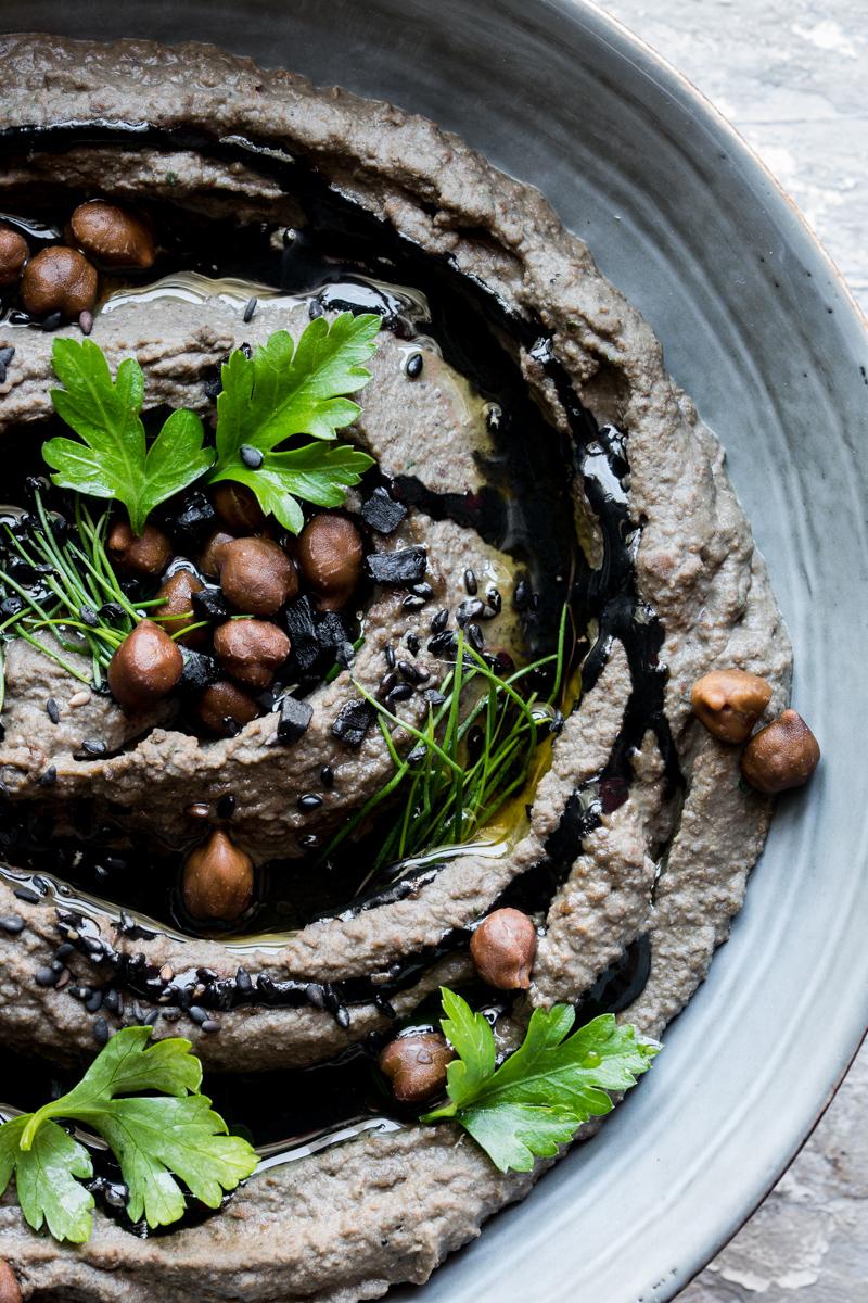 close up di hummus di ceci neri e tahine nera