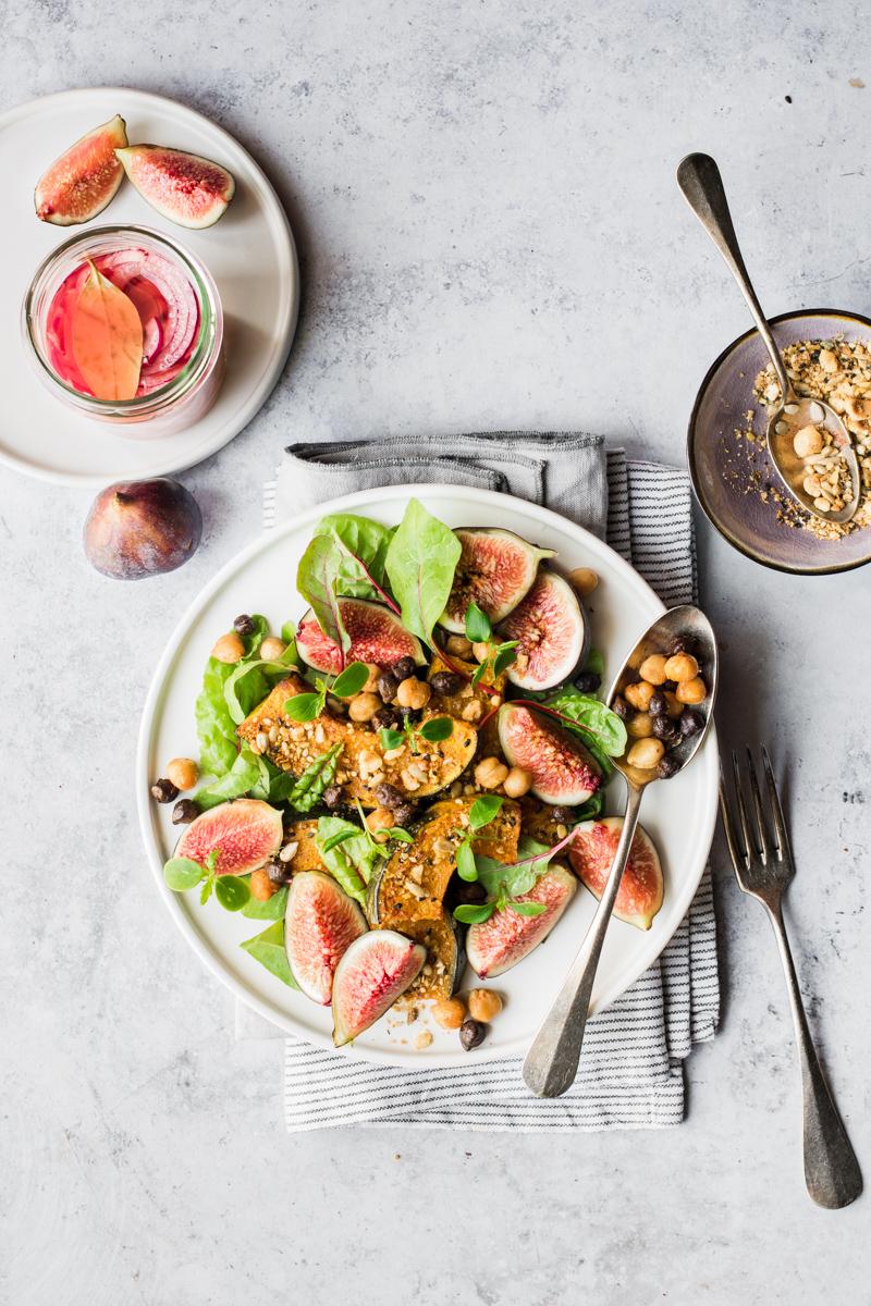 Piatto con Insalata di fichi con zucca alla dukkah con barattolo di cipolle sott'aceto e ciotola con dukkah