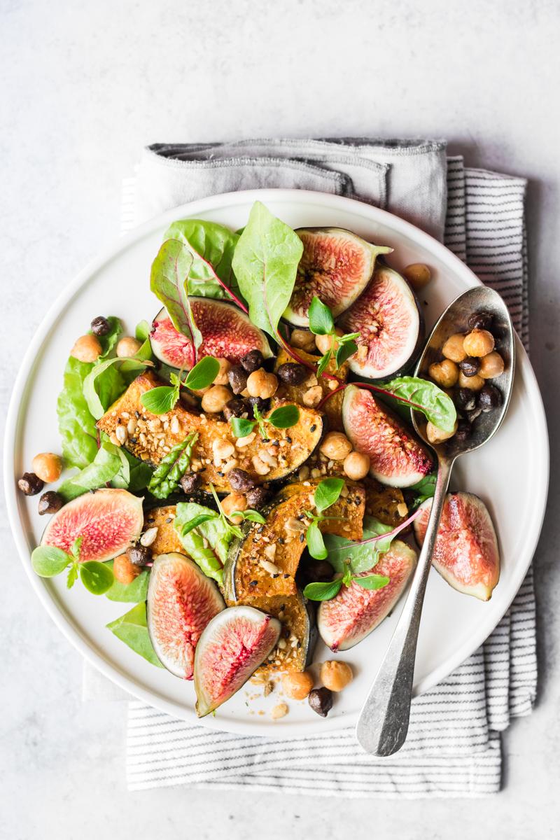 Piatto con Insalata di fichi con zucca alla dukkah, e ceci spdellati