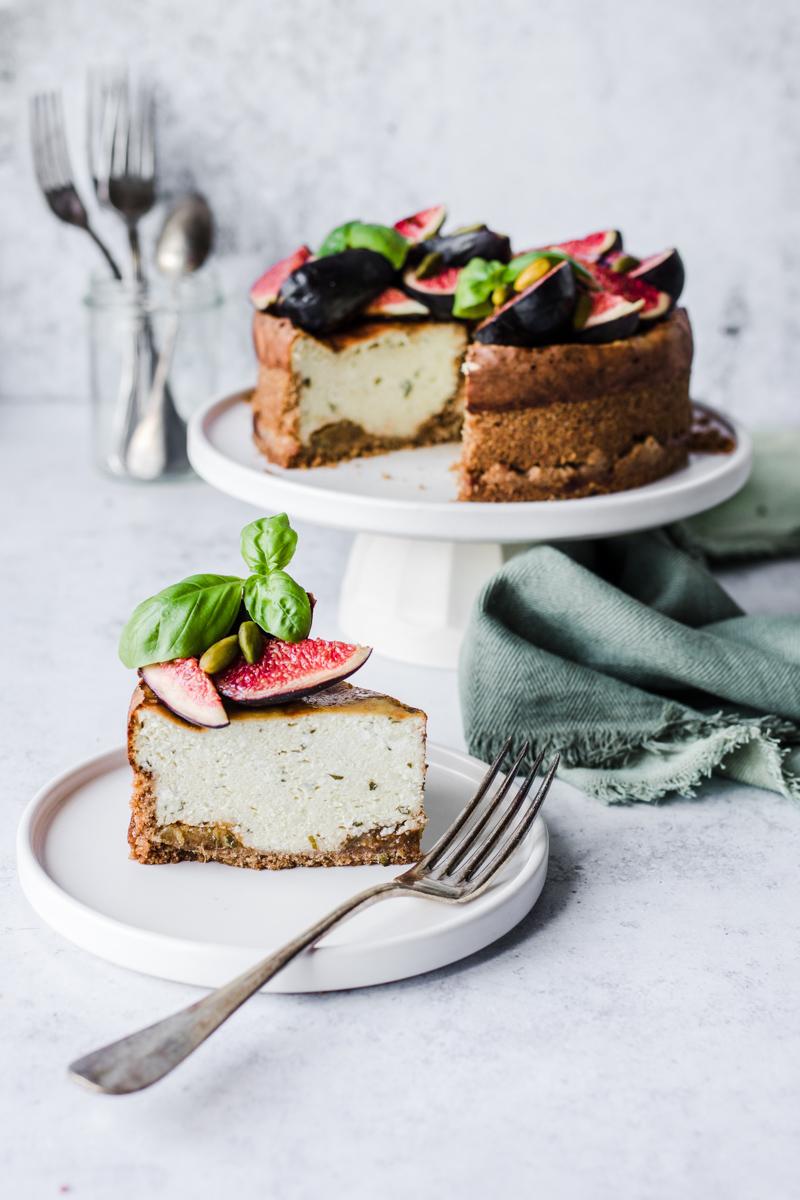 Fetta di cheesecake salato al basilico e fichi su alzatina