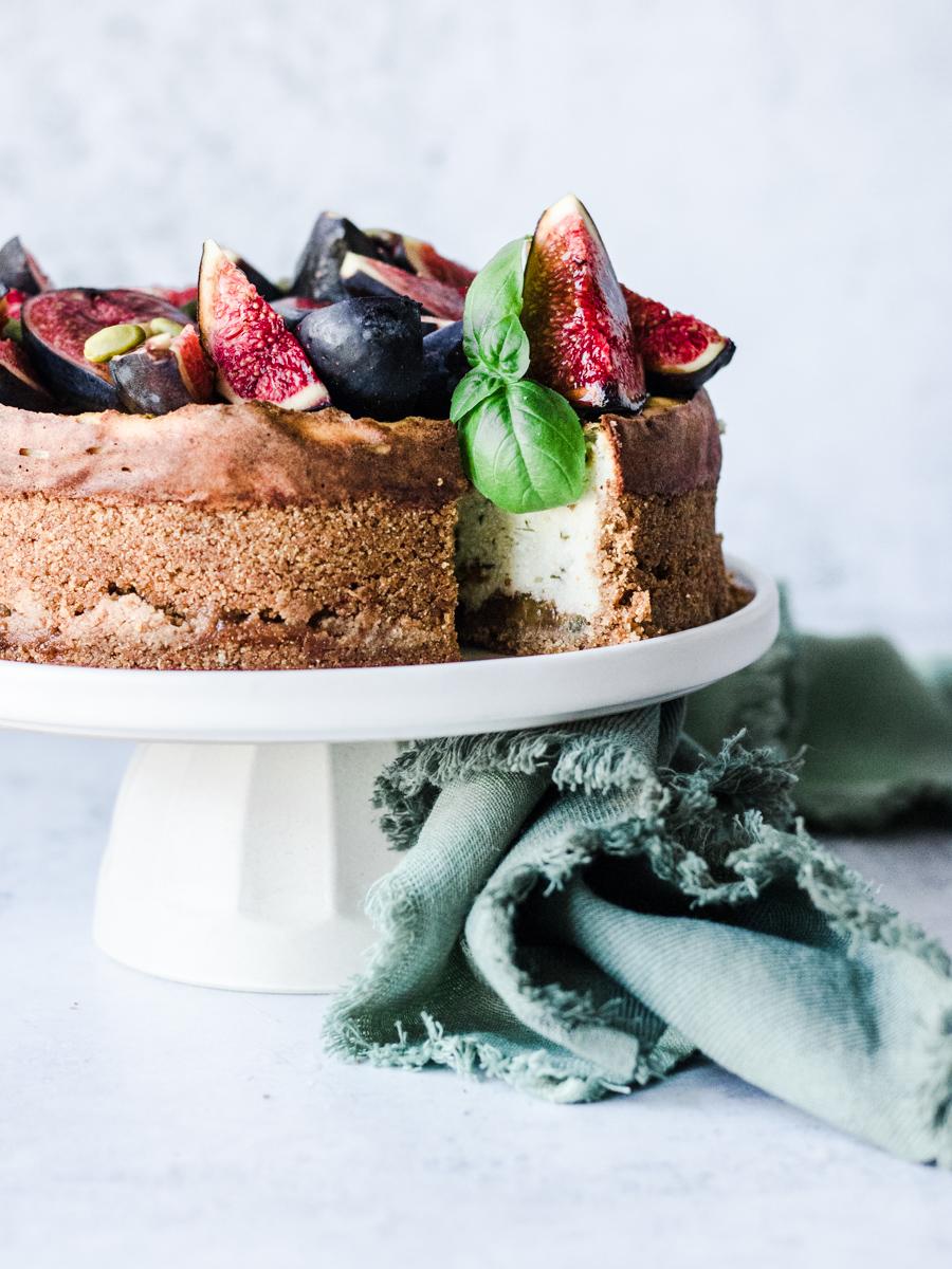 Fetta di cheesecake salato al basilico e fichi su alzatina