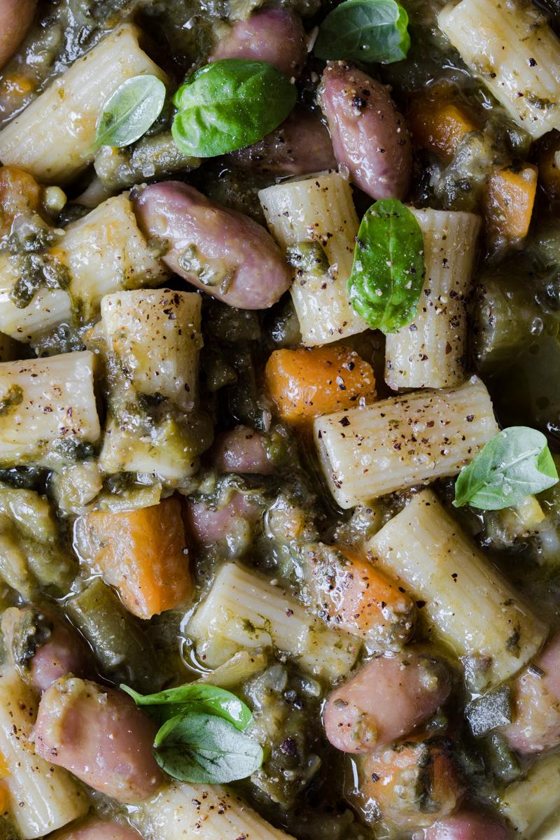 foto ravvicinata minestrone di verdure con pasta e fagioli