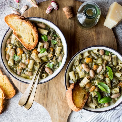 due ciotole con minestrone di verdure e pasta con crostini