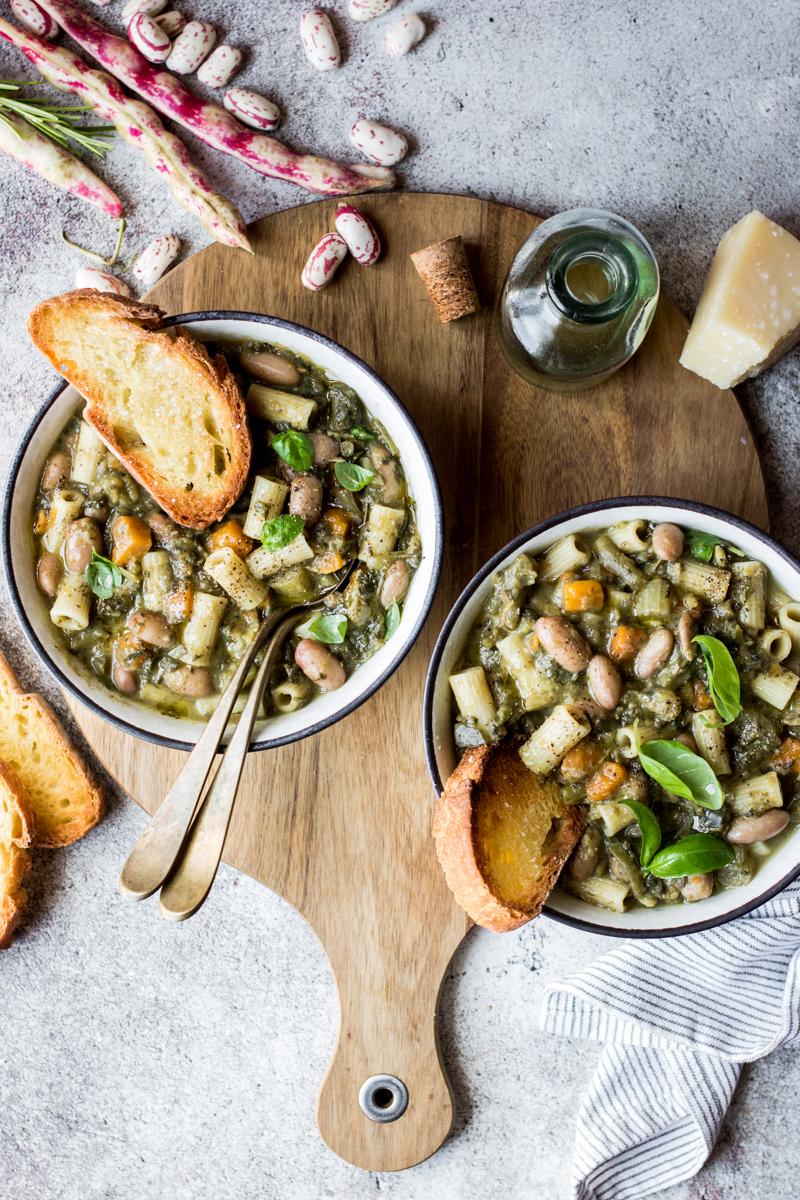 due ciotole con minestrone di verdure e pasta con crostini