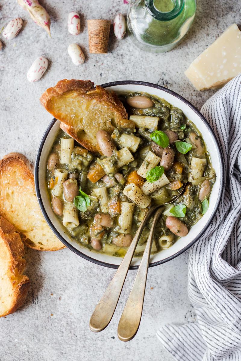 ciotola di minestorne di verdure estive con pasta corta e crostini