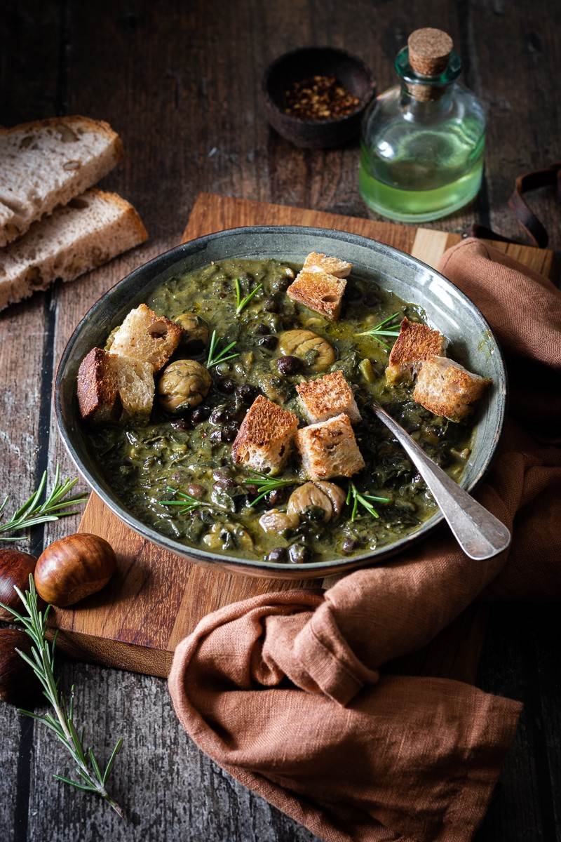 zuppa di cavolo nero ceci neri e castagne