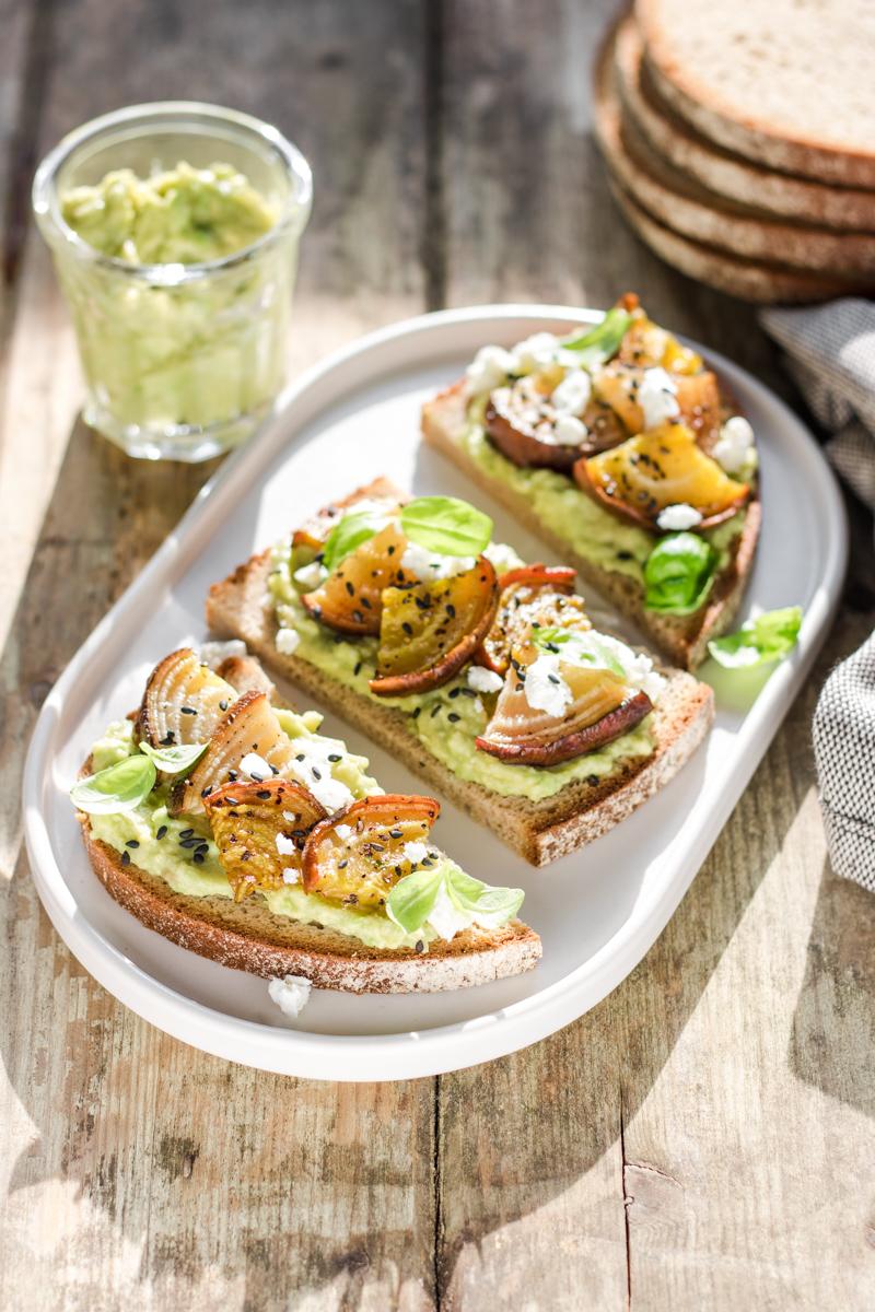 Piatto con tre pezzi di pane di seglae, avocato schiacciato, barbabietole arrosto e feta 