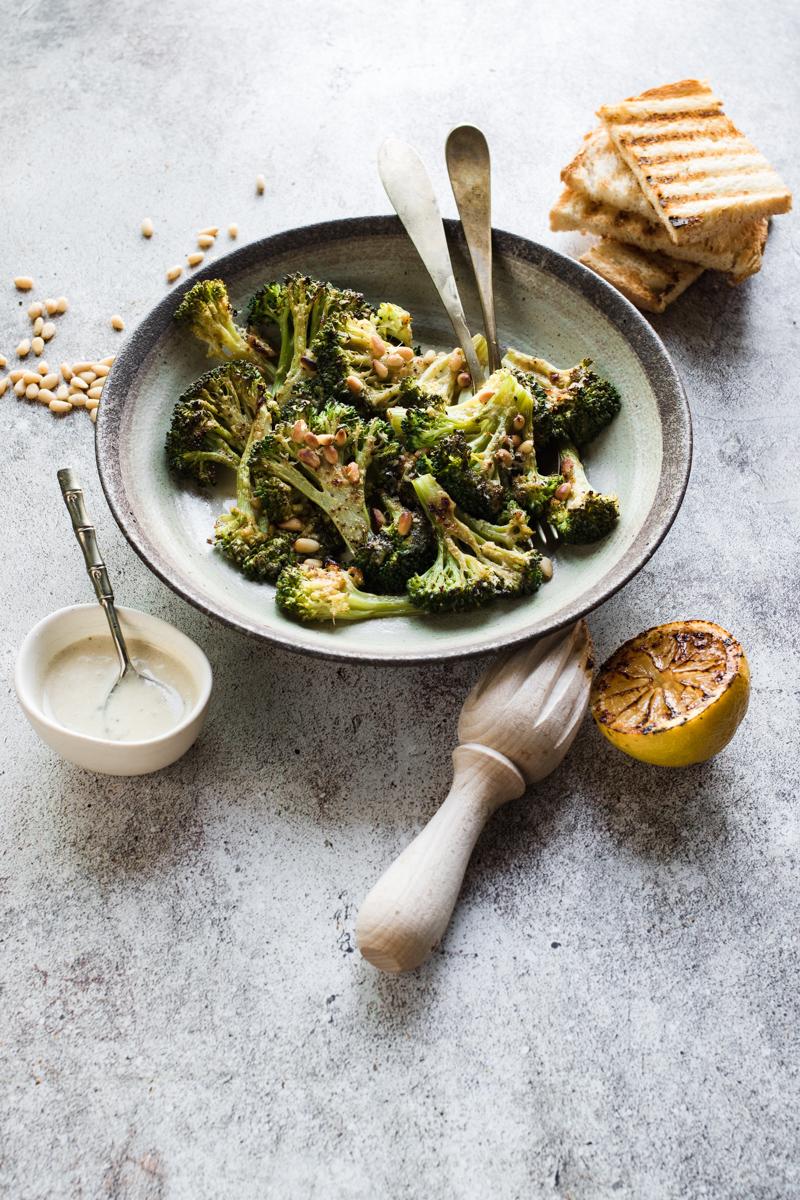 Ciotola con broccoli arrostiti ai pinoli e ciotolina con salsa caesar 