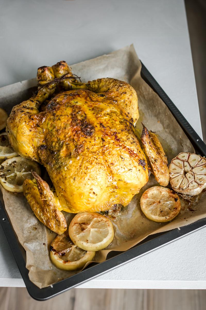 teglia con pollo arrosto agli aromi, aglio e limone