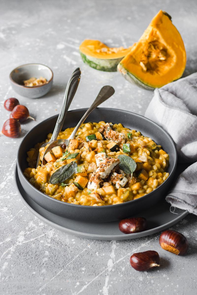 Piatto di orzotto alla zucca e castangne con primosale e foglie di salvia