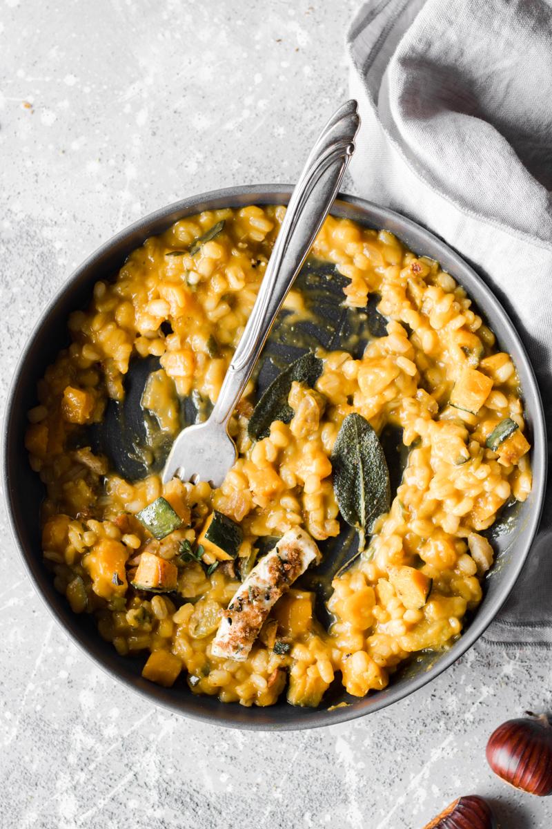 Piatto di orzotto alla zucca e castangne con primosale e foglie di salvia, parzialmente già mangiato