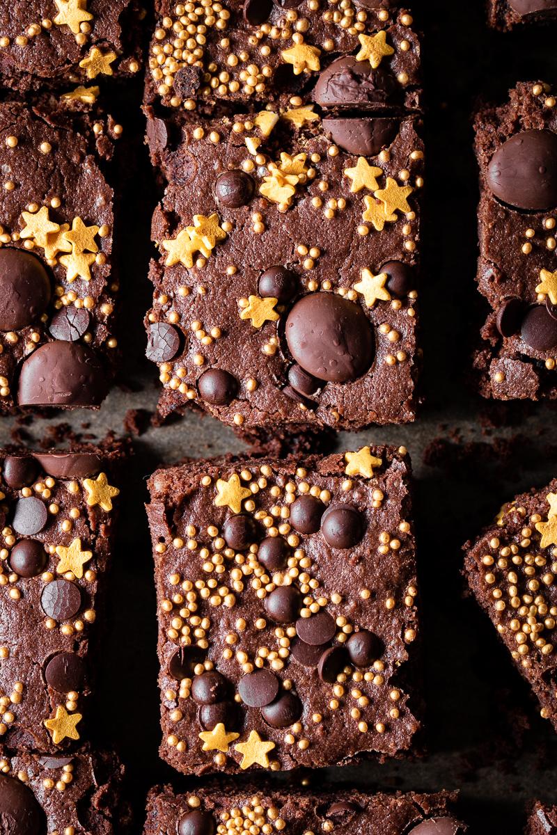 Visione ravvicinata di brownie al cioccolato senza glutine e senza lattosio con decorazioni dorate