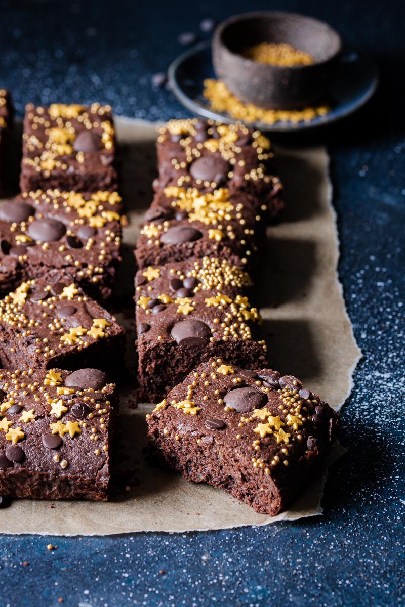 quadrati di brownie senza glutine e senza lattosio con stelline dorate come decorazione