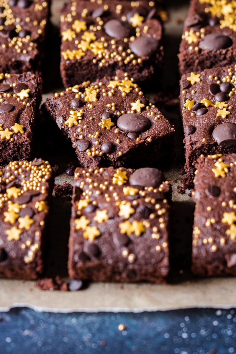 Visione ravvicinata di brownie al cioccolato senza glutine e senza lattosio con decorazioni dorate