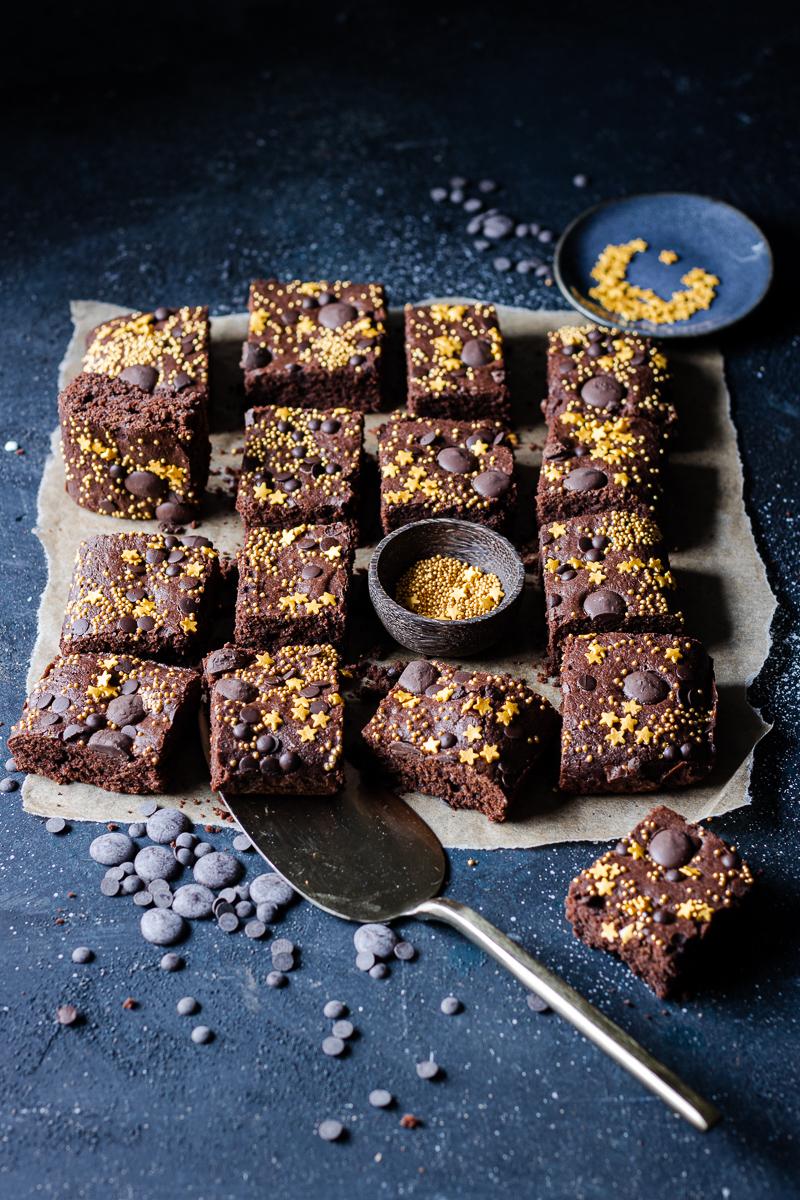 quadrati di brownie senza glutine e senza lattosio con stelline dorate come decorazione