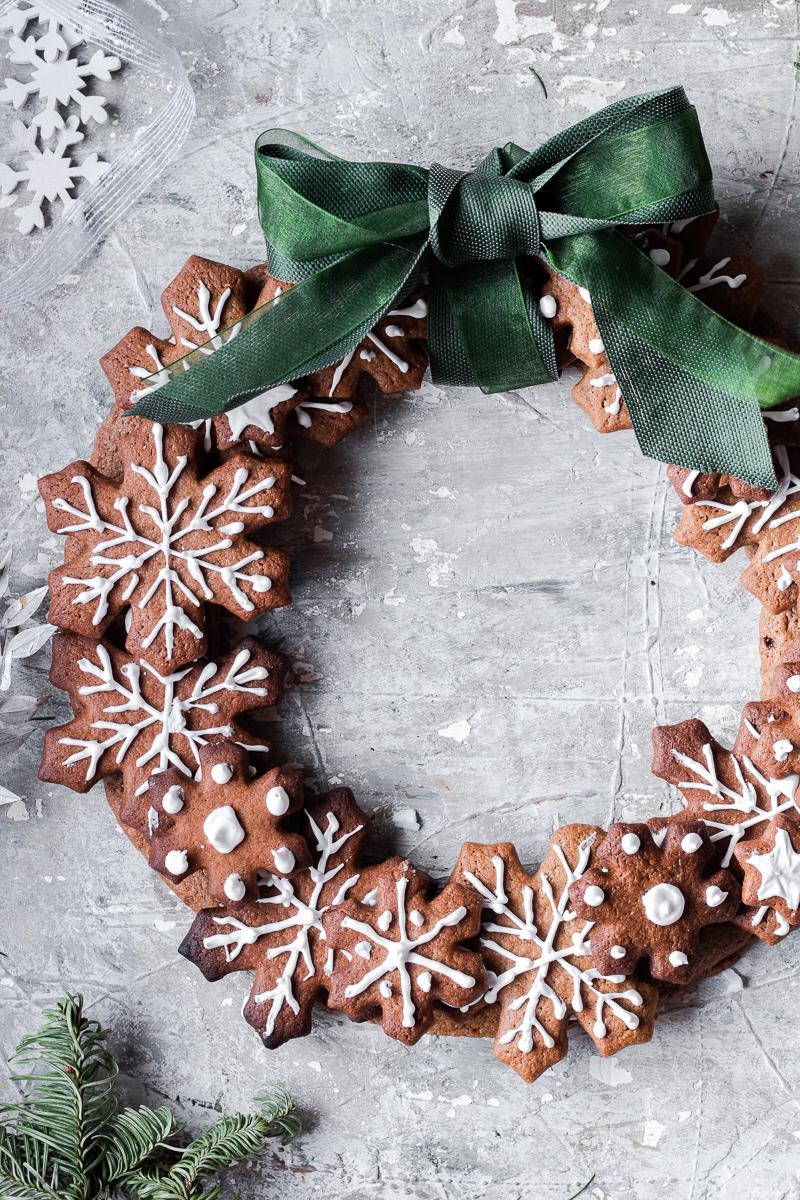 corona di biscotti di pan pepato con decorazioni di glassa