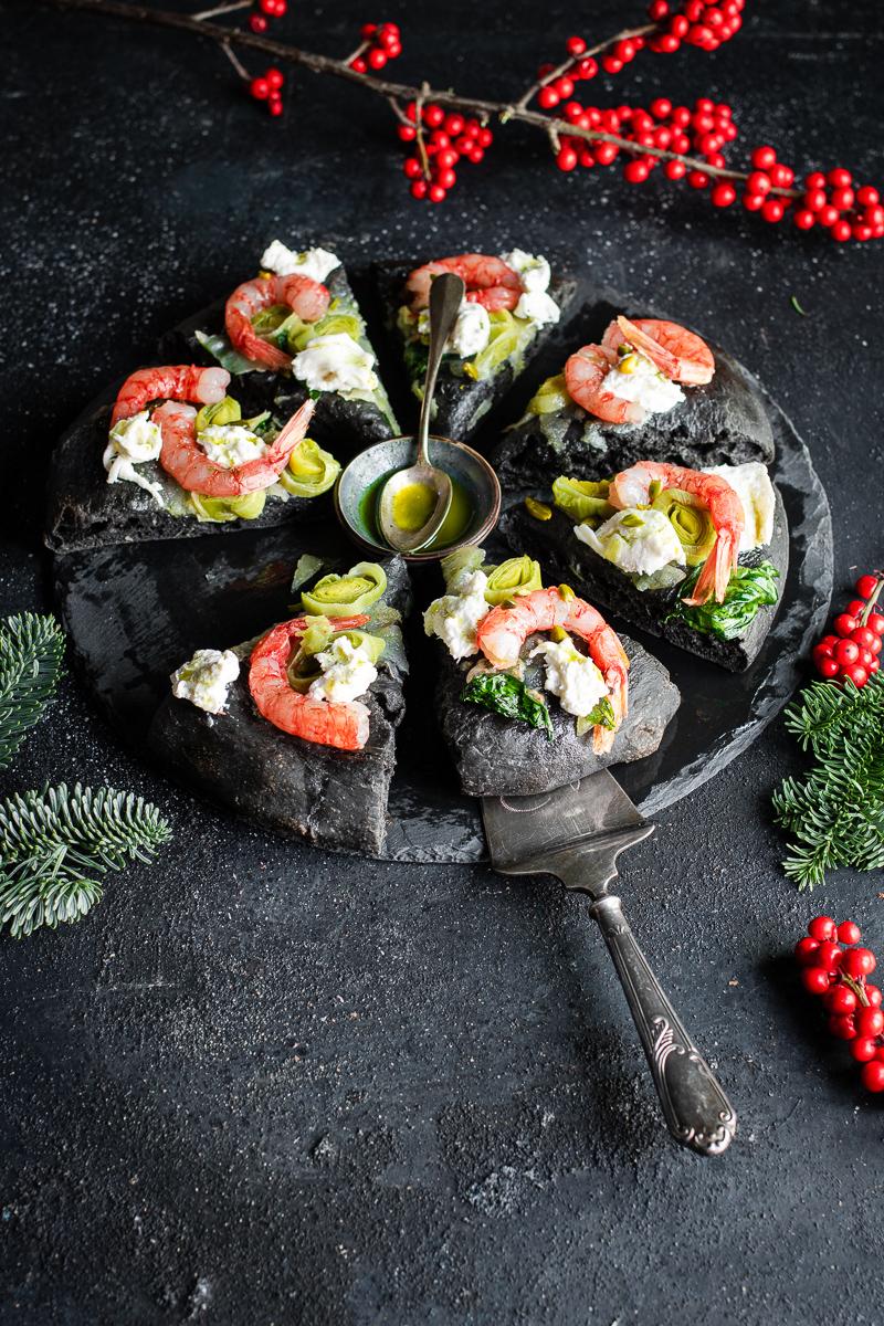 spicchi di focaccia al nero di seppia, gamberi rossi e burrata