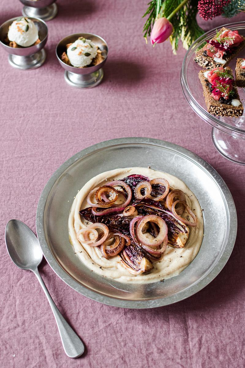 Piatto zincato con crema di borlotti, radicchio e cipolle rosse