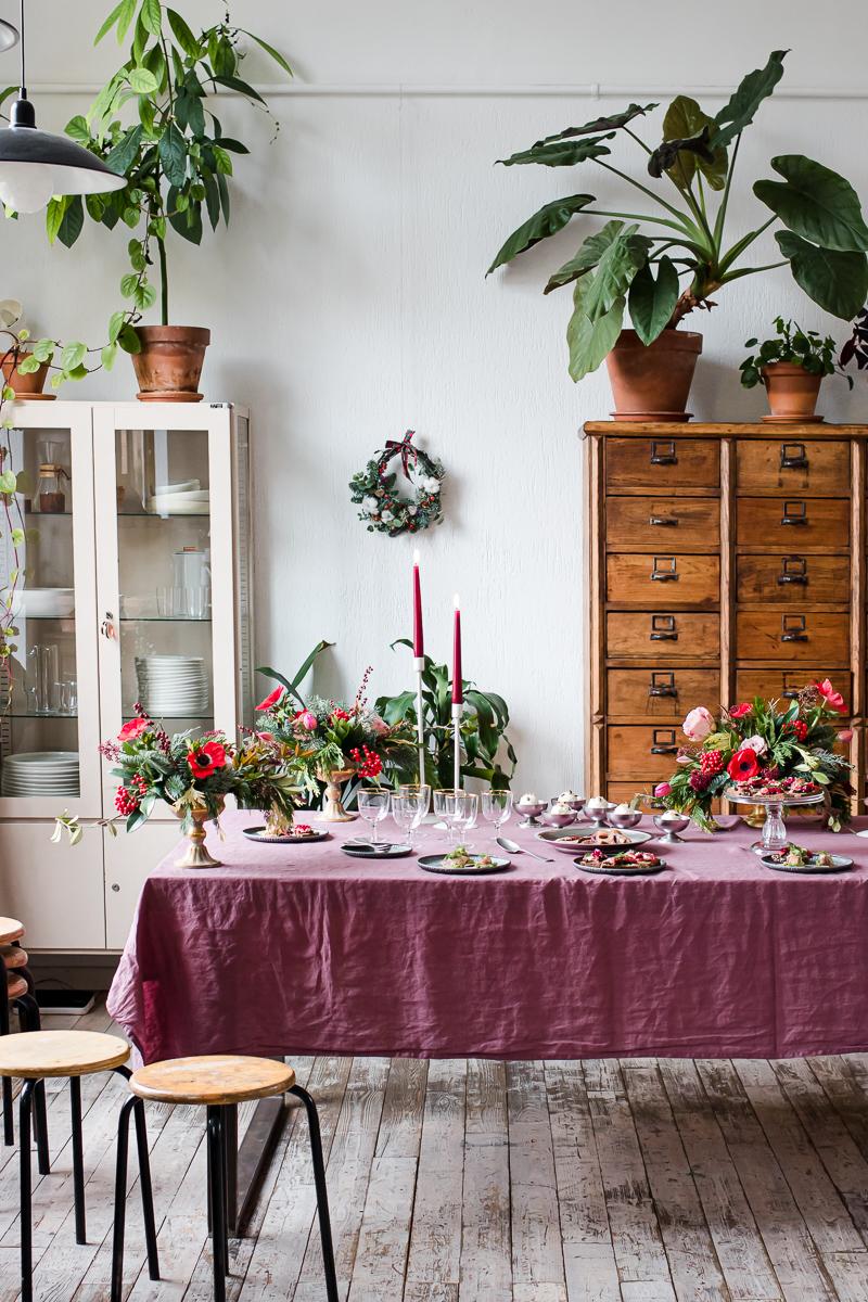 avolata da fusillo lab con candele, fiori natalizi e stuzzichini per The cooks club inverno